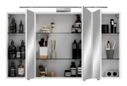 Spiegelschrank mit geöffneter Tür, gefüllt mit Pflegeprodukten und Accessoires, frontal betrachtet.