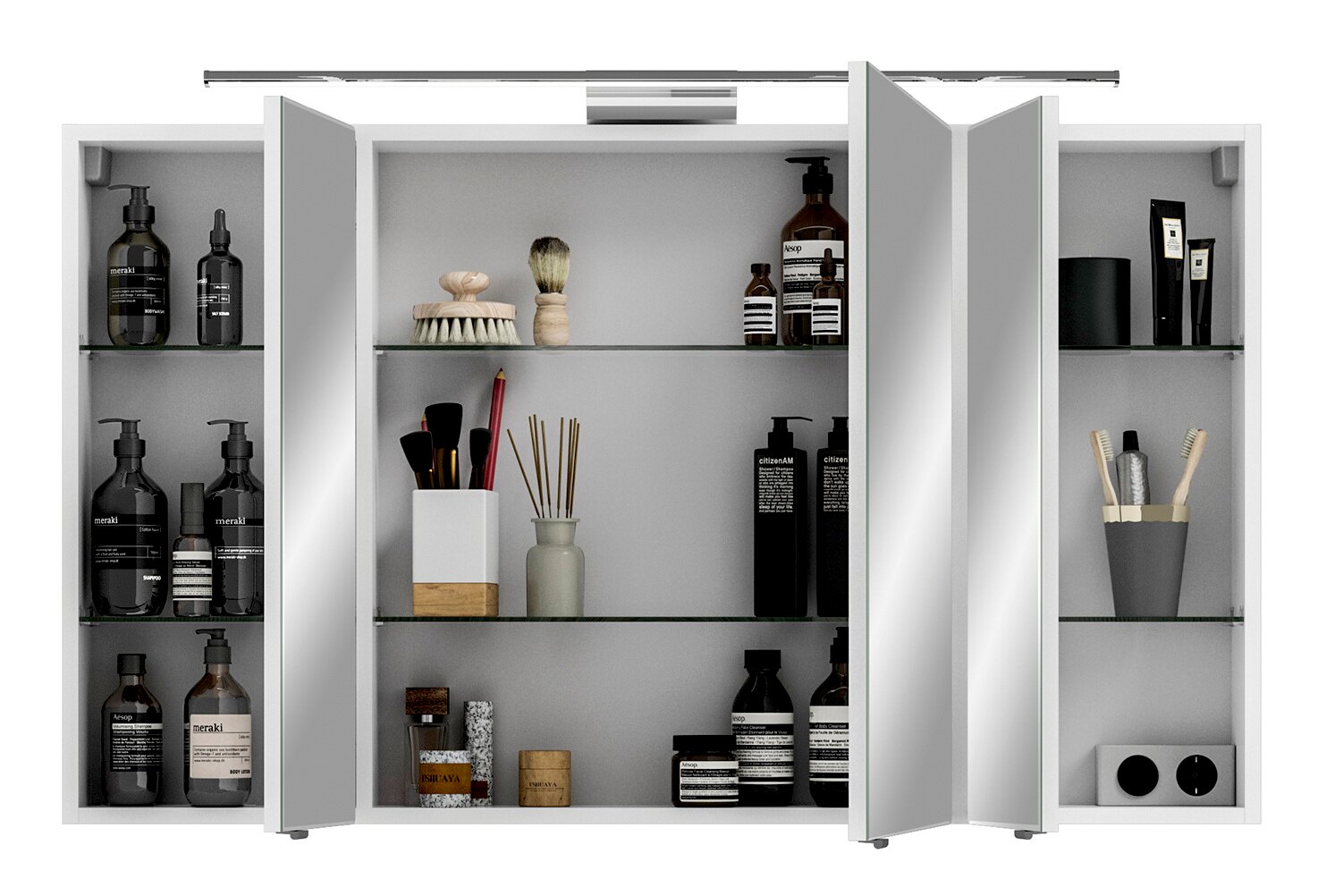 Spiegelschrank mit geöffneter Tür, gefüllt mit Pflegeprodukten und Accessoires, frontal betrachtet.