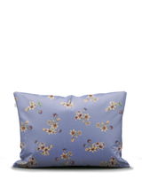 Blaues Kissen mit Blumenmuster, frontal fotografiert