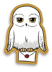 Eulenförmiges Kissen mit einer weißen Eule, die einen Brief mit rotem Siegel in den Krallen hält, Frontalansicht.