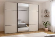 Moderner Schwebetürenschrank mit Spiegel in einem stilvoll eingerichteten Schlafzimmer, seitliche Perspektive.
