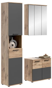 Badezimmermöbel-Set in Holzoptik mit grauen Fronten, bestehend aus einem hohen Schrank, einem Spiegelschrank und einem Unterschrank, aus der Frontalperspektive.