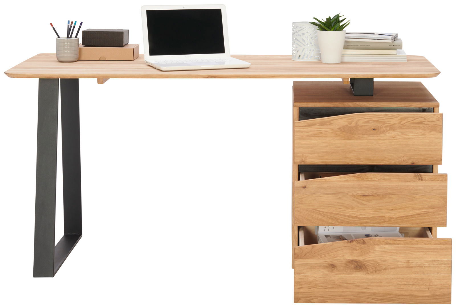 Moderner Schreibtisch aus Holz mit Metallbeinen, ausgestattet mit Schubladen auf der rechten Seite. Auf der Tischplatte befinden sich ein Laptop, Bücher, ein Stiftehalter und eine Pflanze. Perspektive von vorne.
