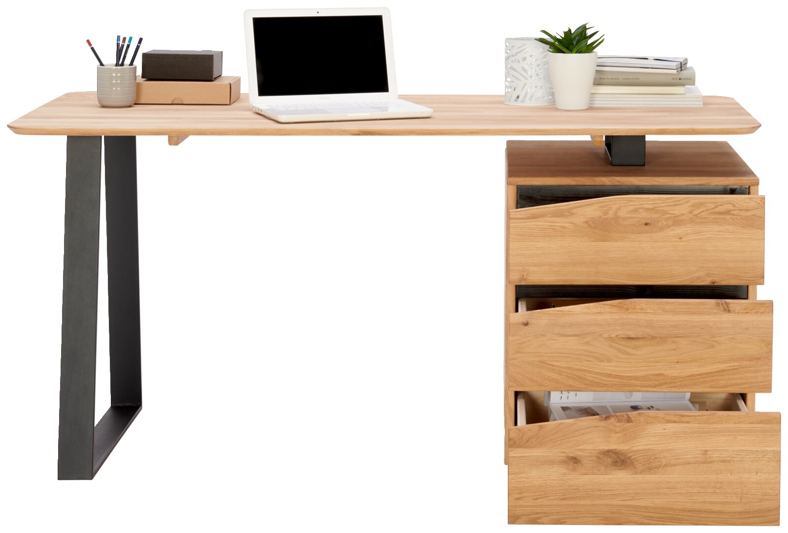 Modern houten bureau met metalen poten, voorzien van lades aan de rechterkant. Op het tafelblad staan een laptop, boeken, een pennenhouder en een plant. Vooraanzicht.