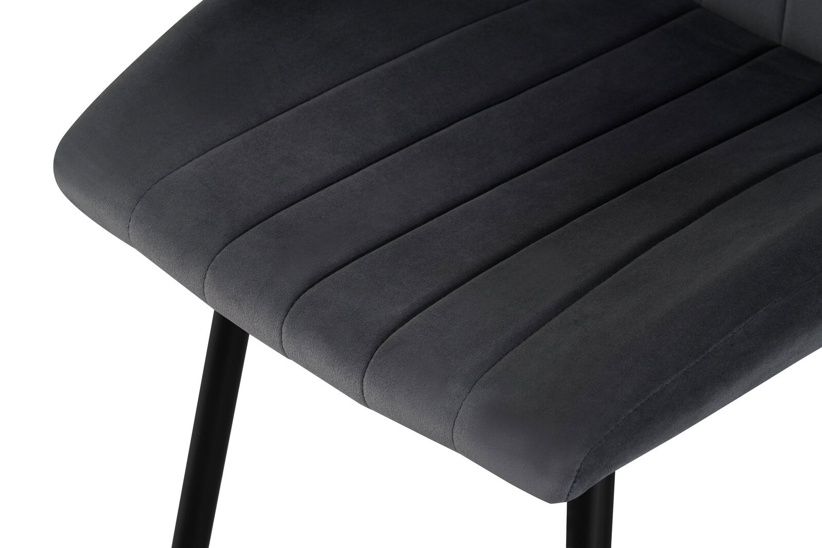 Nahaufnahme der dunkelgrauen, gepolsterten Sitzfläche eines Stuhls mit horizontaler Steppung und schwarzen Metallbeinen, schräg von oben fotografiert.