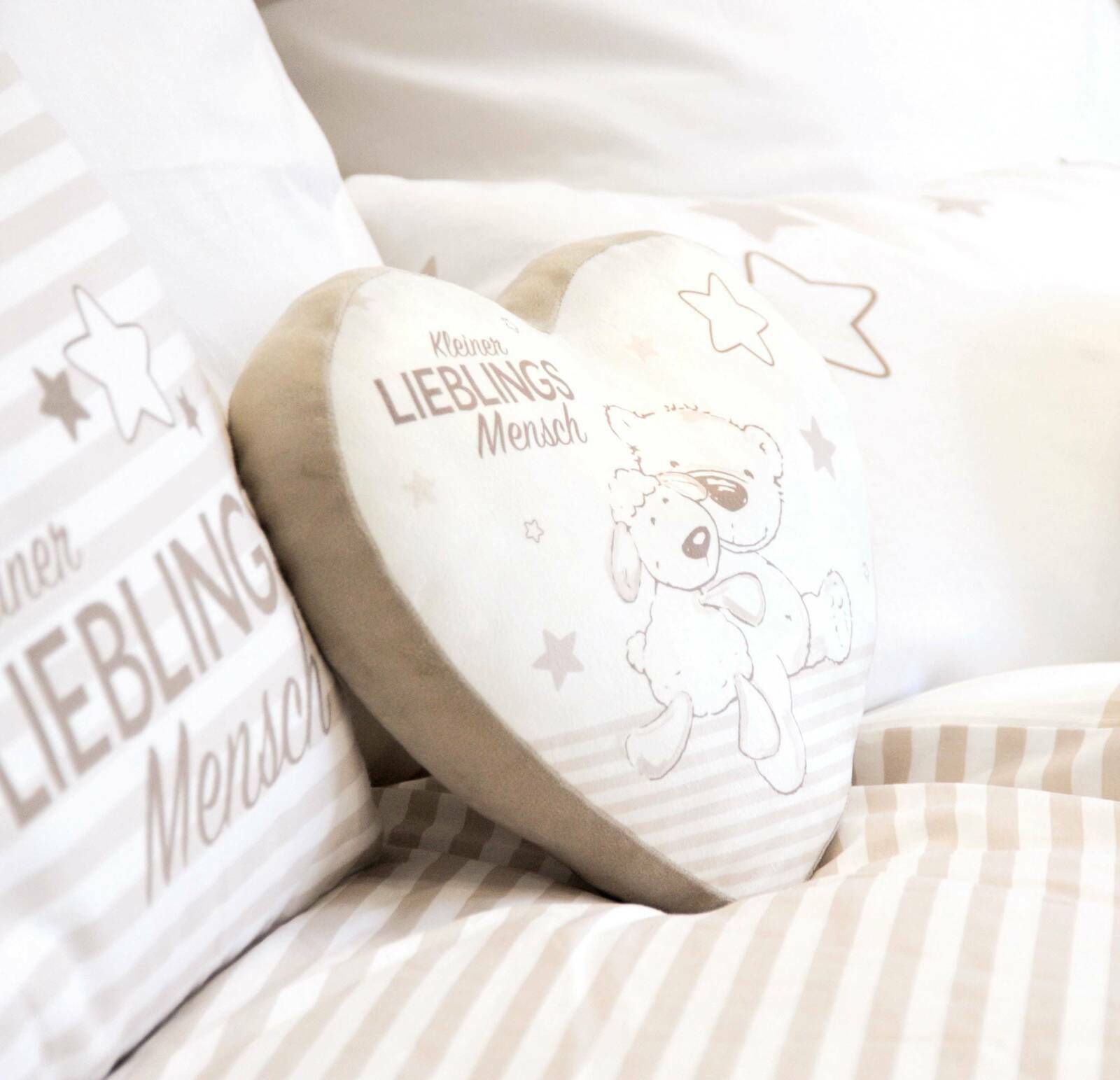 Herding Herz-Formkissen LIEBLINGSMENSCH Herzförmiges Kissen mit der Aufschrift 'Kleiner Lieblingsmensch' und einem niedlichen Bärenmotiv, seitliche Perspektive