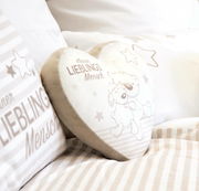 Herzförmiges Kissen mit der Aufschrift 'Kleiner Lieblingsmensch' und einem niedlichen Bärenmotiv, seitliche Perspektive