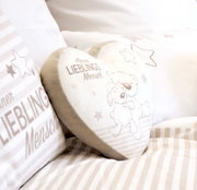 Herzförmiges Kissen mit der Aufschrift 'Kleiner Lieblingsmensch' und einem niedlichen Bärenmotiv, seitliche Perspektive