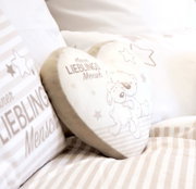 Hartvormig kussen met het opschrift 'Kleiner Lieblingsmensch' en een schattig bermotief, zijaanzicht