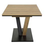 Moderner Esstisch mit quadratischer Holzplatte und V-förmigem Gestell aus Holz und Metall, seitliche Perspektive