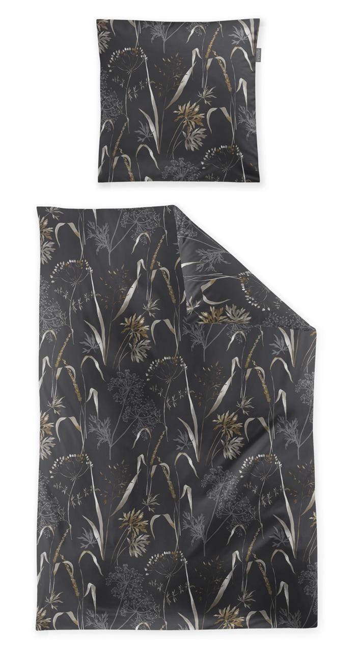 Bettwäsche-Set mit floralem Muster in dunklen Tönen, bestehend aus einem Kissenbezug und einem Bettdeckenbezug, aus der Vogelperspektive fotografiert.