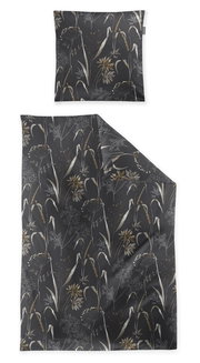 Bettwäsche-Set mit floralem Muster in dunklen Tönen, bestehend aus einem Kissenbezug und einem Bettdeckenbezug, aus der Vogelperspektive fotografiert.