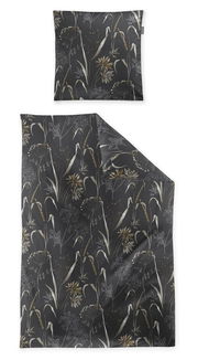 Bettwäsche-Set mit floralem Muster in dunklen Tönen, bestehend aus einem Kissenbezug und einem Bettdeckenbezug, aus der Vogelperspektive fotografiert.