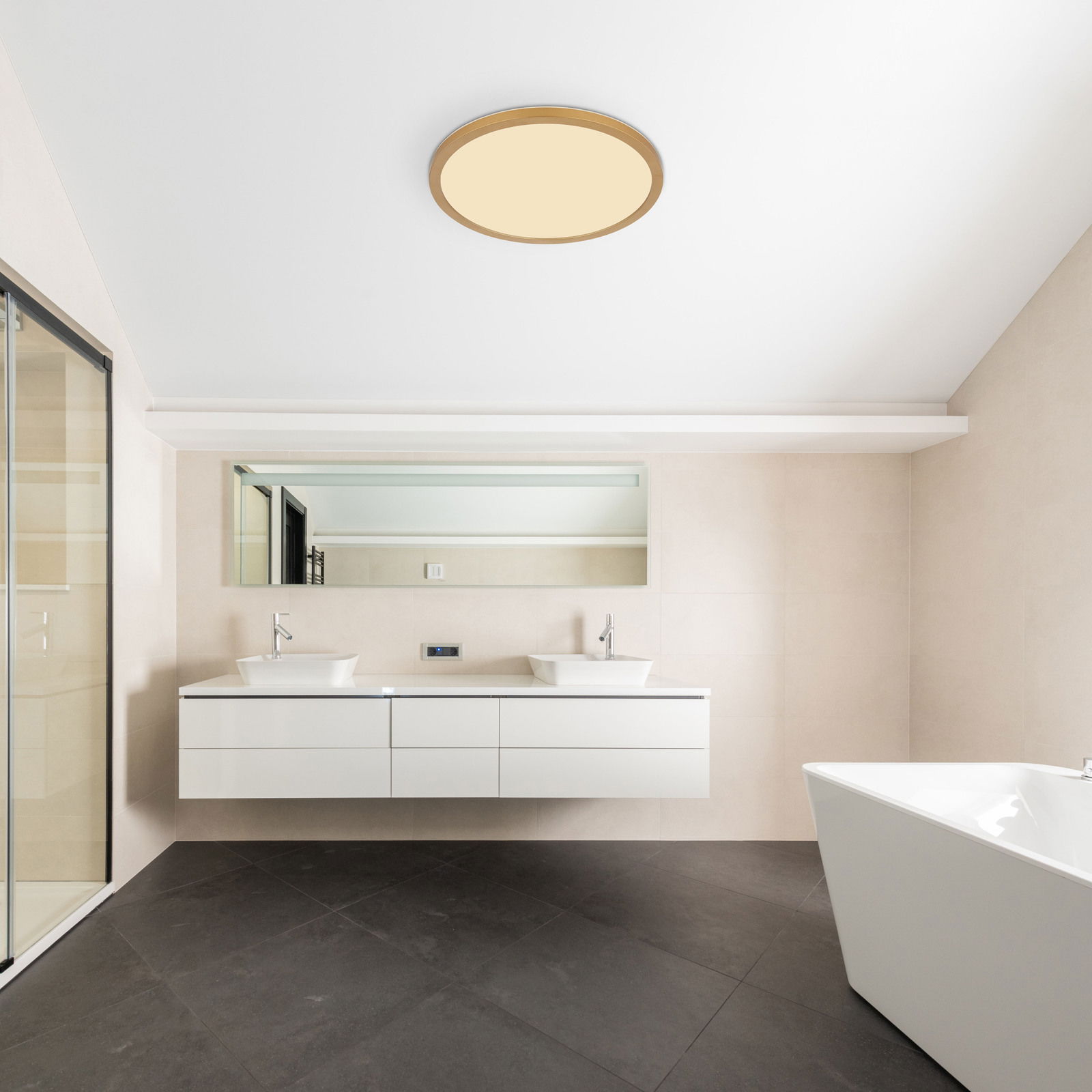 Moderne Deckenleuchte SAPANA in einem stilvollen Badezimmer, von unten betrachtet.