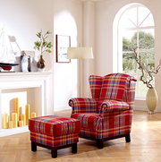 Roter karierter Ohrensessel mit passendem Hocker im hellen Wohnzimmer neben Stehlampe und großem Bogenfenster, Perspektive: leicht schräg von vorn
