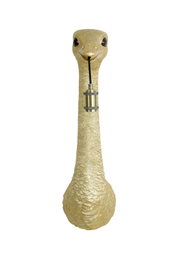 Gouden wandlamp in de vorm van een struisvogelkop met een lamphouder in de snavel, gezien van voren.
