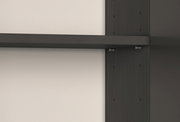 Nahaufnahme eines schwarzen Hängeschranks mit verstellbarem Regalbrett, seitliche Perspektive