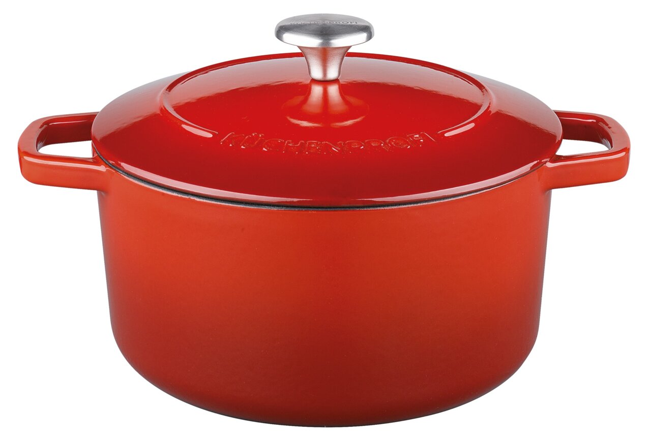 Roter runder Guss-Bräter mit Deckel und seitlichen Griffen, aus der Perspektive leicht von oben fotografiert.