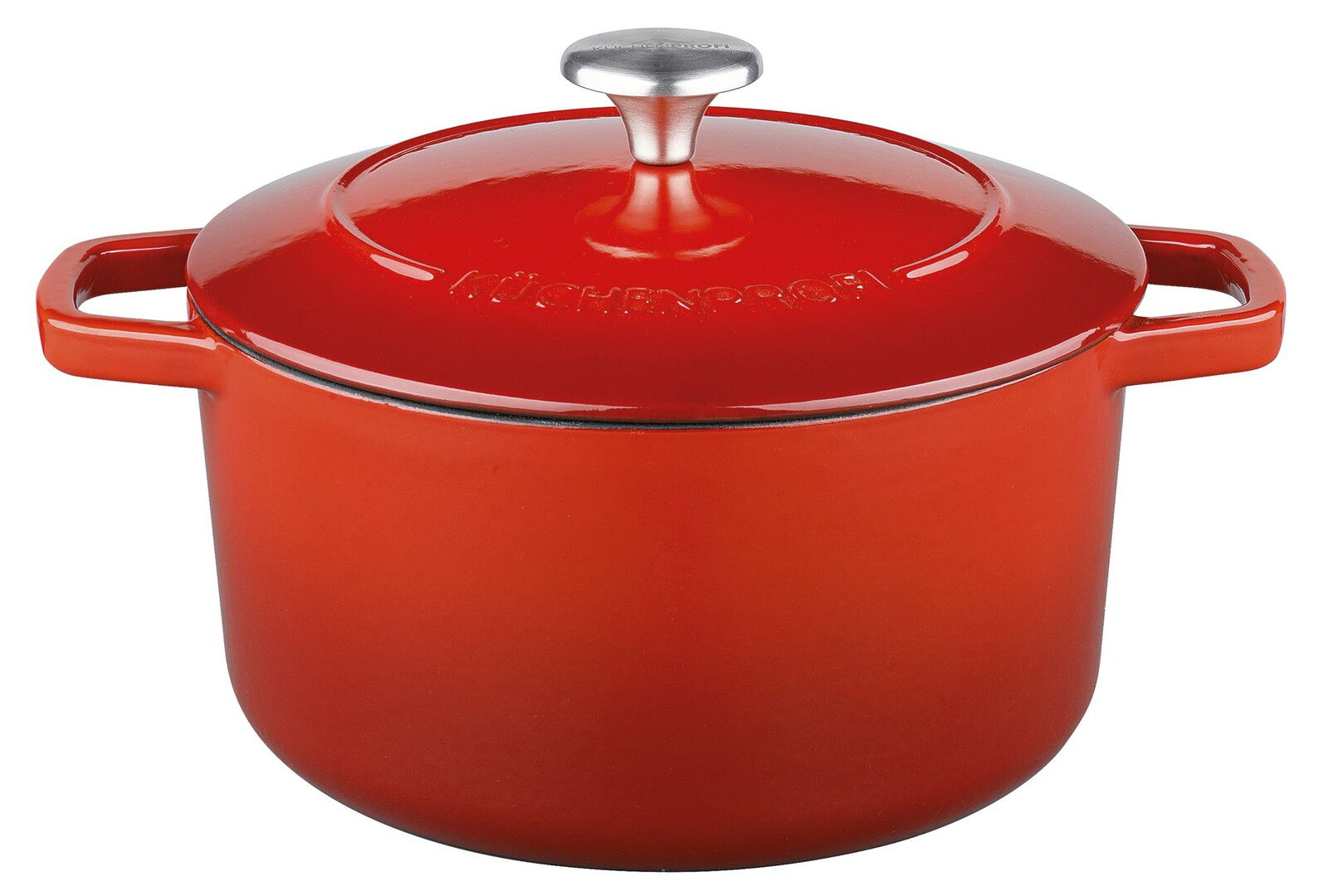 Roter runder Guss-Bräter mit Deckel und seitlichen Griffen, aus der Perspektive leicht von oben fotografiert.