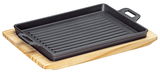 Rechteckige Grillplatte aus Gusseisen mit Rillen, präsentiert auf einem Holzbrett, seitliche Perspektive.