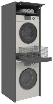 Doppel-Waschmaschinenschrank mit zwei Waschmaschinen, einem ausziehbaren Korb und einem oberen Fach mit Handtüchern, seitliche Perspektive