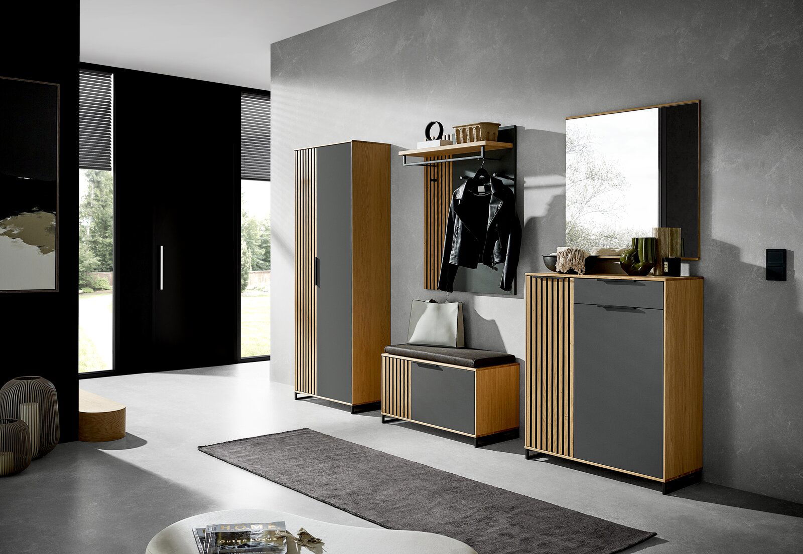 Moderne Garderobeneinrichtung in Holz und Grau mit Schuhschrank, Spiegel, Garderobenbank und Garderobenpaneel, seitliche Perspektive.