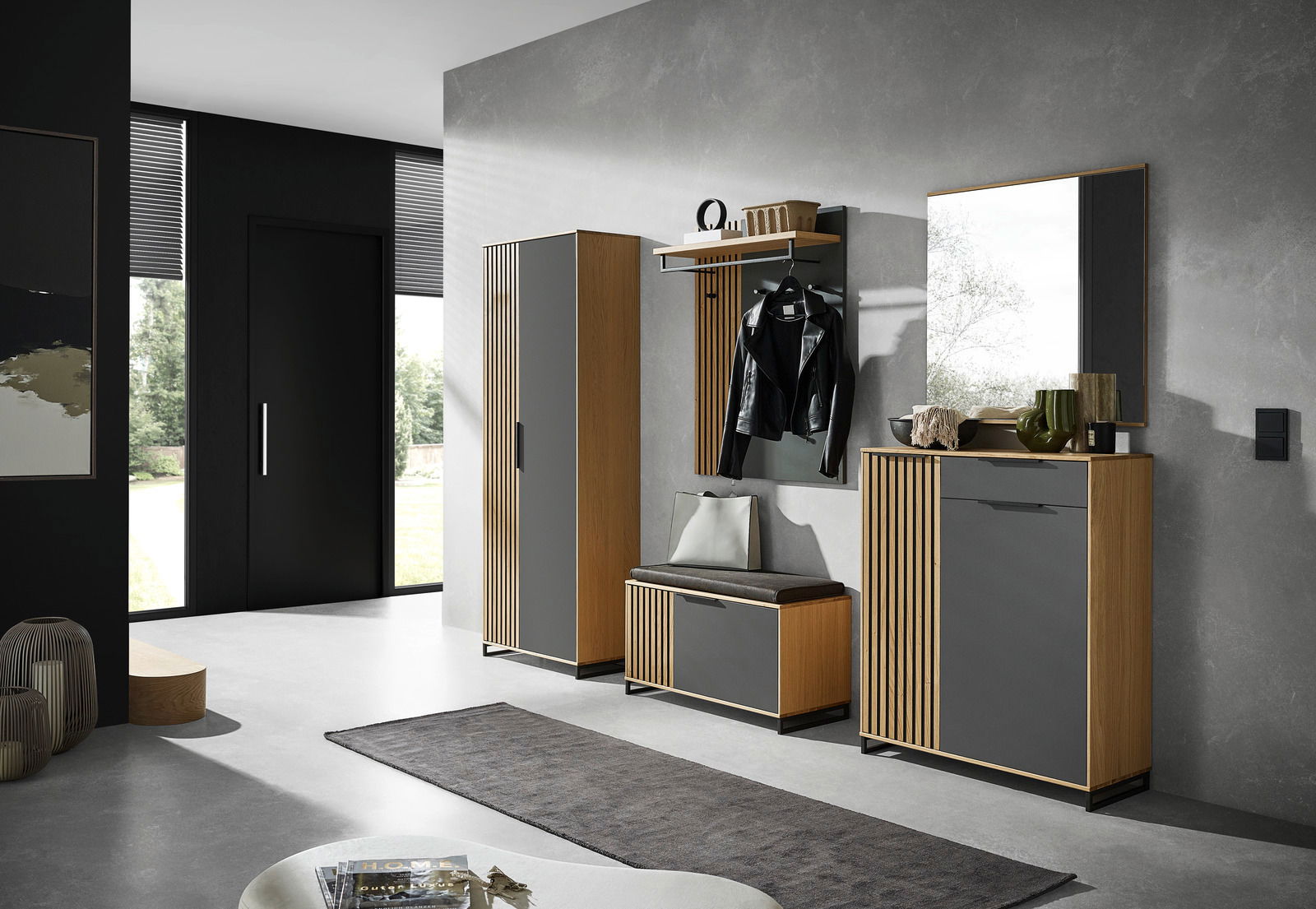 Dieter Knoll Garderobenschrank RIVA Moderne Garderobeneinrichtung in Holz und Grau mit Schuhschrank, Spiegel, Garderobenbank und Garderobenpaneel, seitliche Perspektive.