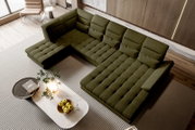 Olivegrünes, modernes U-förmiges Wohnlandschaft-Ecksofa mit gesteppter Sitzfläche und verstellbaren Kopfstützen im Wohnzimmer, Draufsicht aus leicht schräger Vogelperspektive