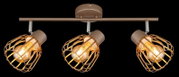 Dreiflammige Deckenleuchte/Spotleiste in Bronze mit drei schwenkbaren Drahtkäfig-Schirmen und warm leuchtenden Edison-Glühbirnen, Frontansicht leicht von unten vor schwarzem Hintergrund