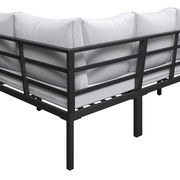 Rückansicht eines Gartenlounge-Sets mit schwarzem Metallrahmen und hellgrauen Kissen.