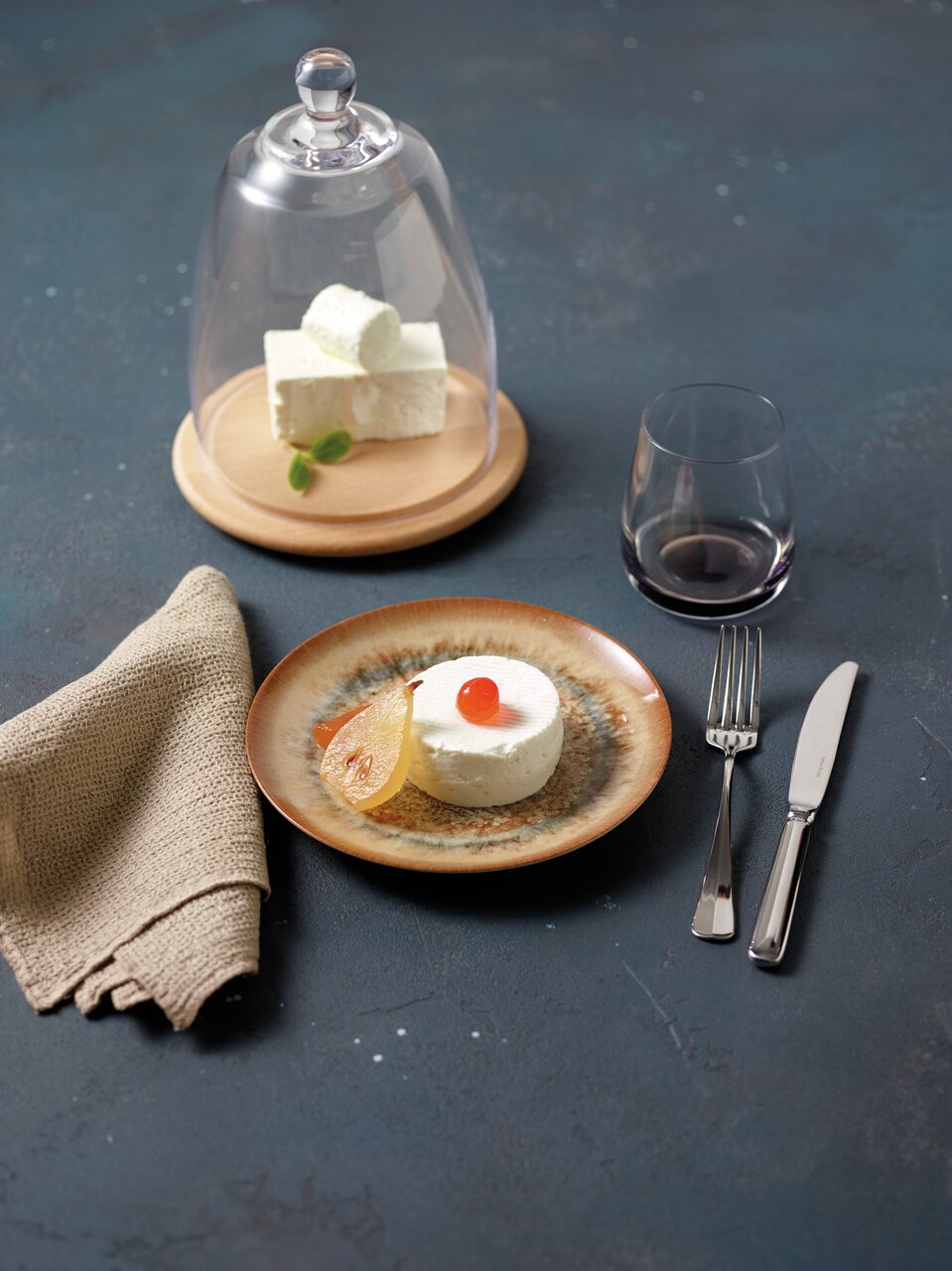 Arthur Krupp Servies 12-delig Galaxy Venus Tellerset Galaxy Venus mit einem Dessert auf einem Teller, daneben ein Glas, Besteck und eine Käseglocke, von oben fotografiert.