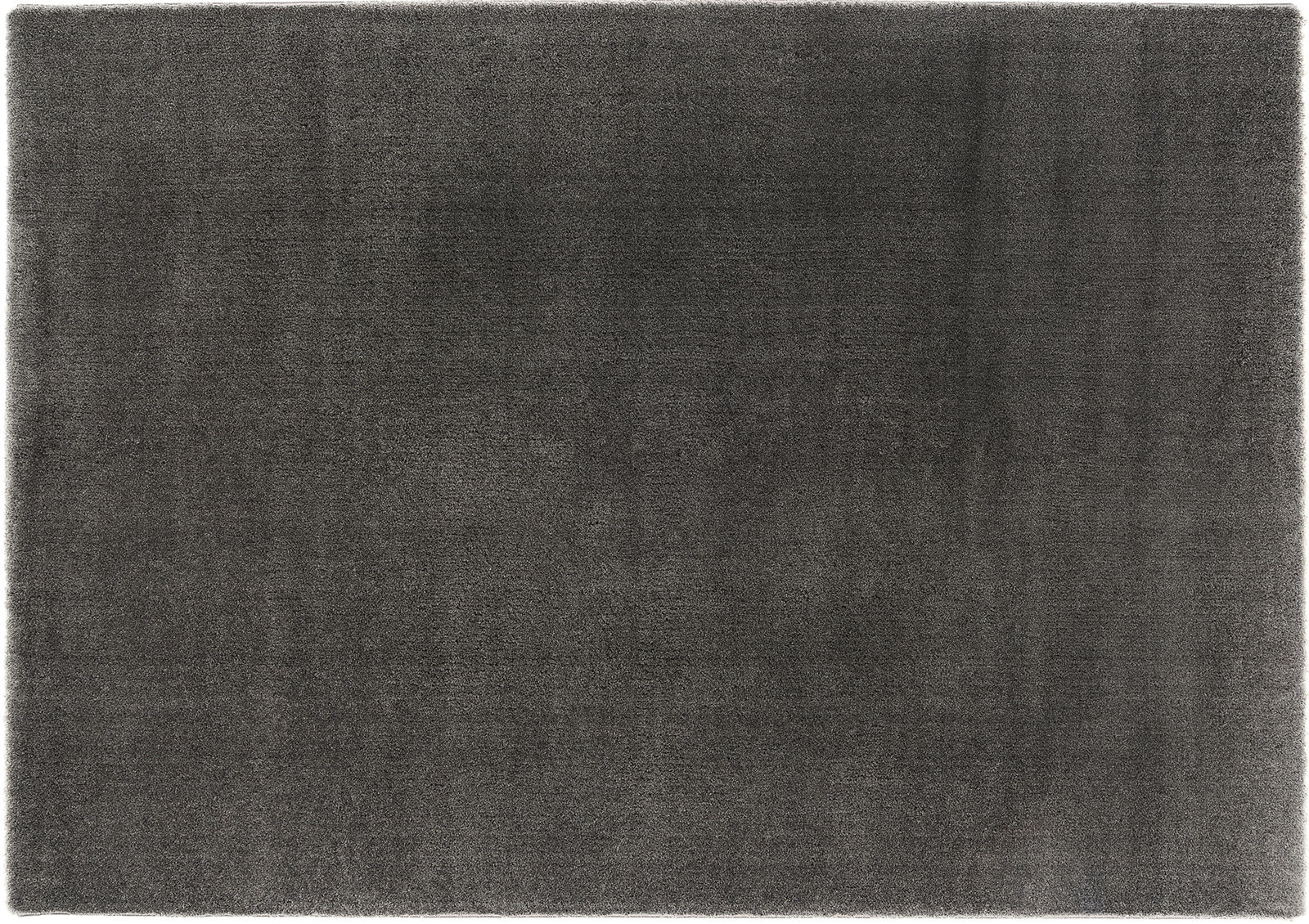Draufsicht auf einen dunkelgrauen Hochflor-Teppich mit gleichmäßiger Struktur.