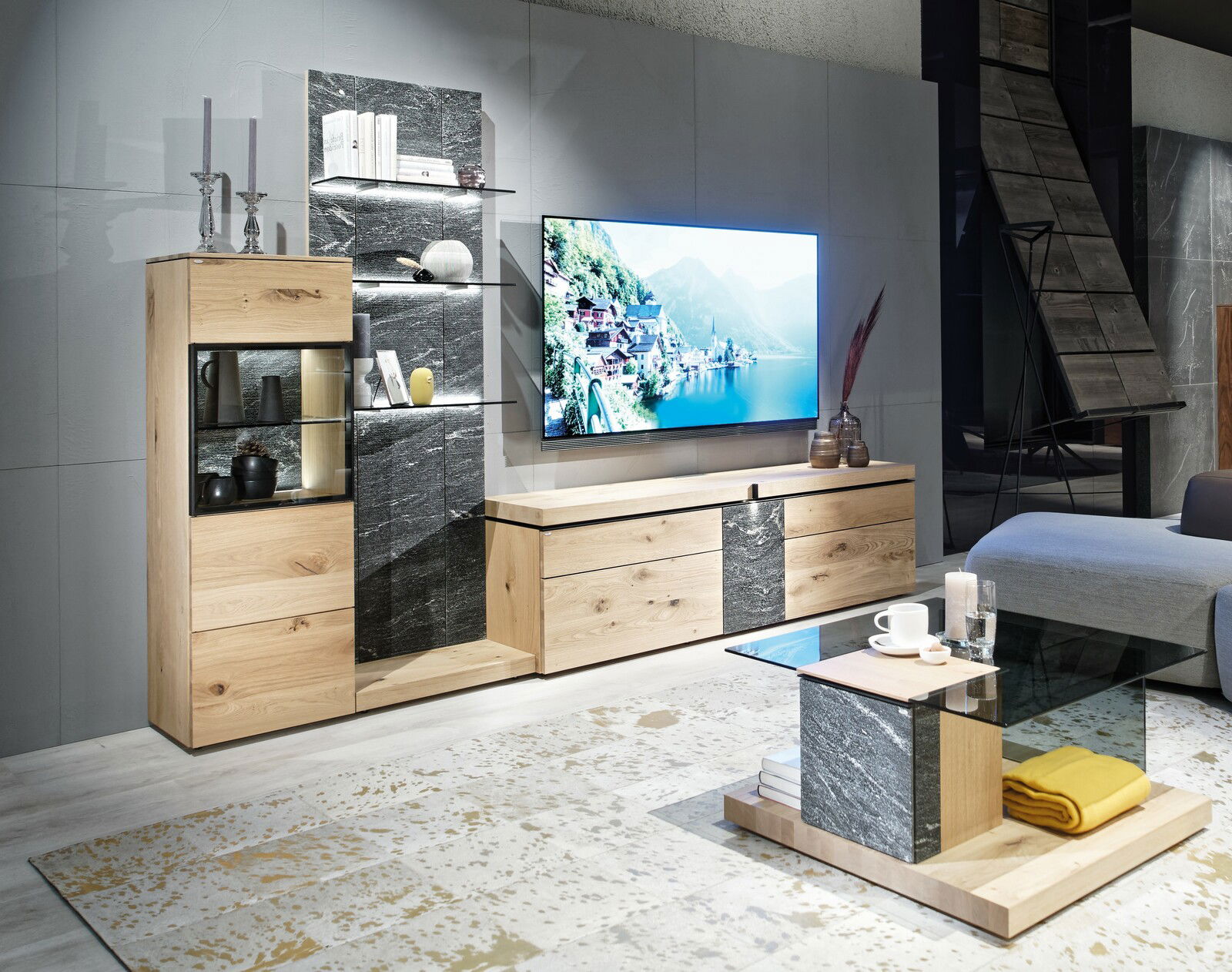 Voglauer Wohnwand V-ROCK Moderne Wohnwand und Couchtisch in Holz- und Steinoptik, seitliche Perspektive