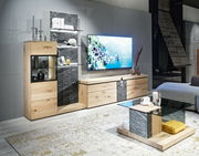 Moderne Wohnwand und Couchtisch in Holz- und Steinoptik, seitliche Perspektive