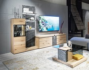 Moderne Wohnwand und Couchtisch in Holz- und Steinoptik, seitliche Perspektive