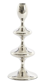 Silberner Kerzenständer mit geschwungenem Design, frontal abgebildet.