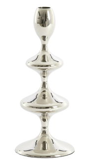 Silberner Kerzenständer mit geschwungenem Design, frontal abgebildet.