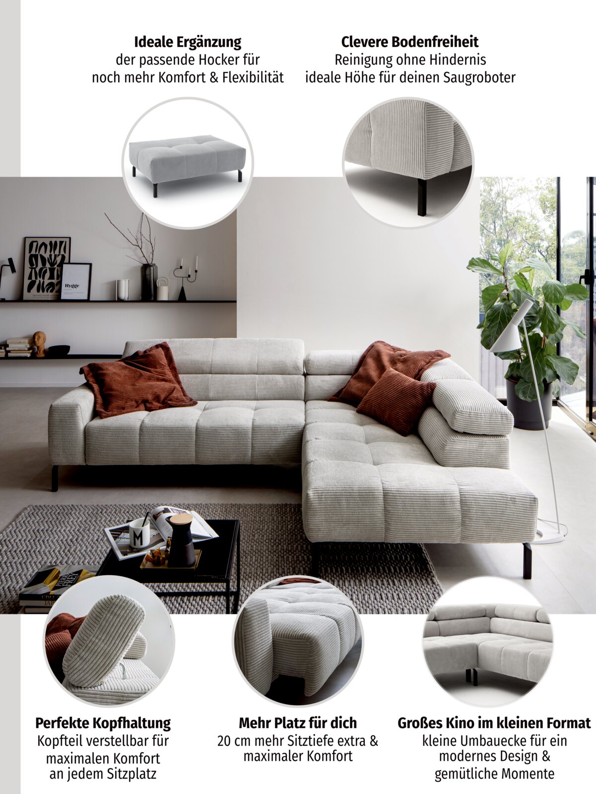 Modernes hellgraues Cord-Ecksofa mit Recamiere und schwarzen Füßen im Wohnzimmer, frontal aus leicht erhöhter Perspektive gezeigt; Detailkreise zeigen verstellbares Kopfteil, Bodenfreiheit für Saugroboter, mehr Sitztiefe und passenden Hocker.