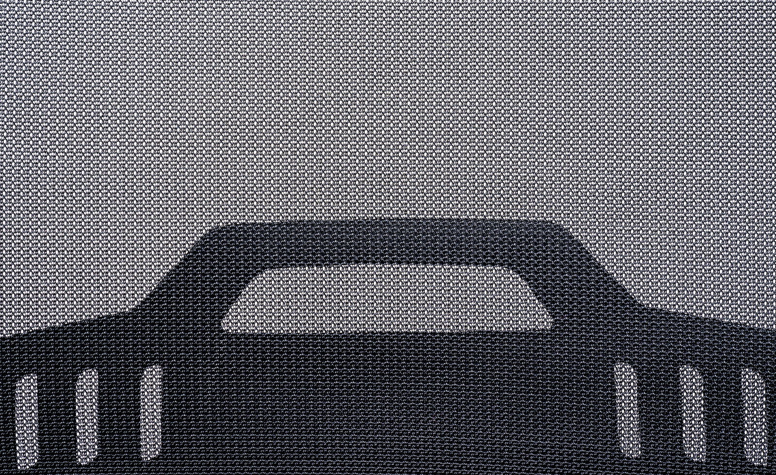 Rückansicht eines Drehstuhls mit Netzrückenlehne