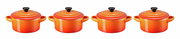 Vier Mini-Cocottes in leuchtendem Ofenrot, frontal nebeneinander aufgereiht, mit schwarzen Knöpfen auf den Deckeln.