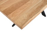 Nahaufnahme eines Esstisches aus Holz mit schwarzem Metallgestell, von oben betrachtet.