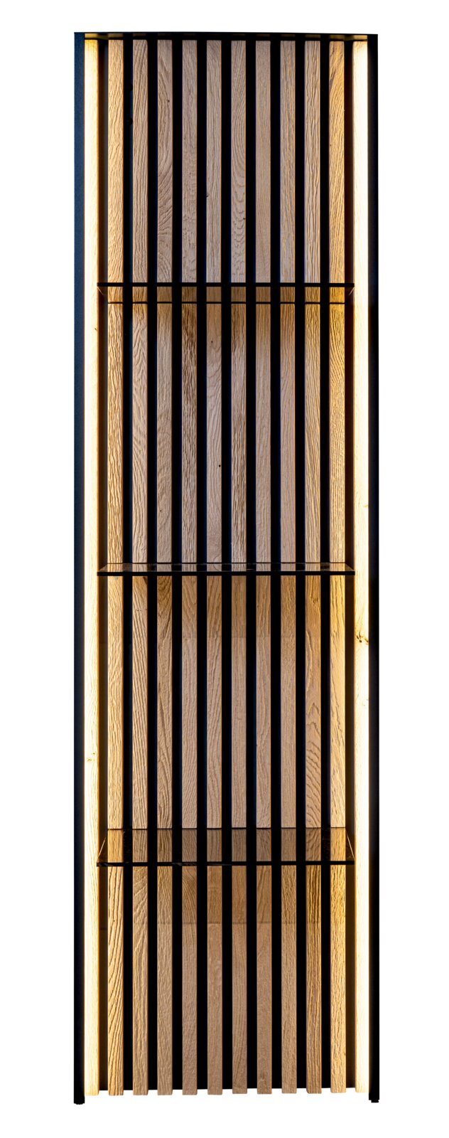 Johann Jakob Wandpaneel LUCIANO Vooraanzicht van een verlicht wandpaneel met verticale houten latten en glazen planken.