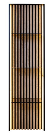 Vooraanzicht van een verlicht wandpaneel met verticale houten latten en glazen planken.