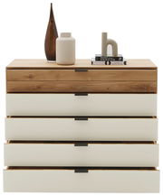 Modernes Sideboard mit Holz- und weißen Elementen, dekoriert mit Vasen und Büchern, Frontalansicht