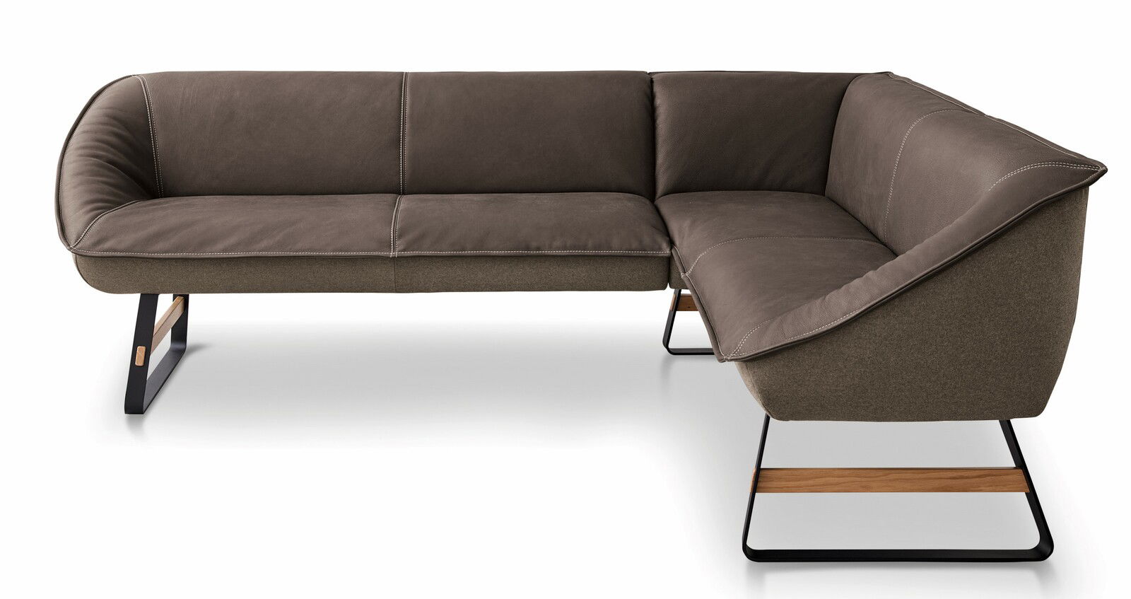Eckbank in braunem Leder und Stoff, moderne Metallbeine mit Holzdetails, Perspektive von vorne rechts