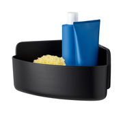 Schwarzer Eckduschkorb von tesa Lavaa mit blauer Flasche und Schwamm, seitliche Perspektive