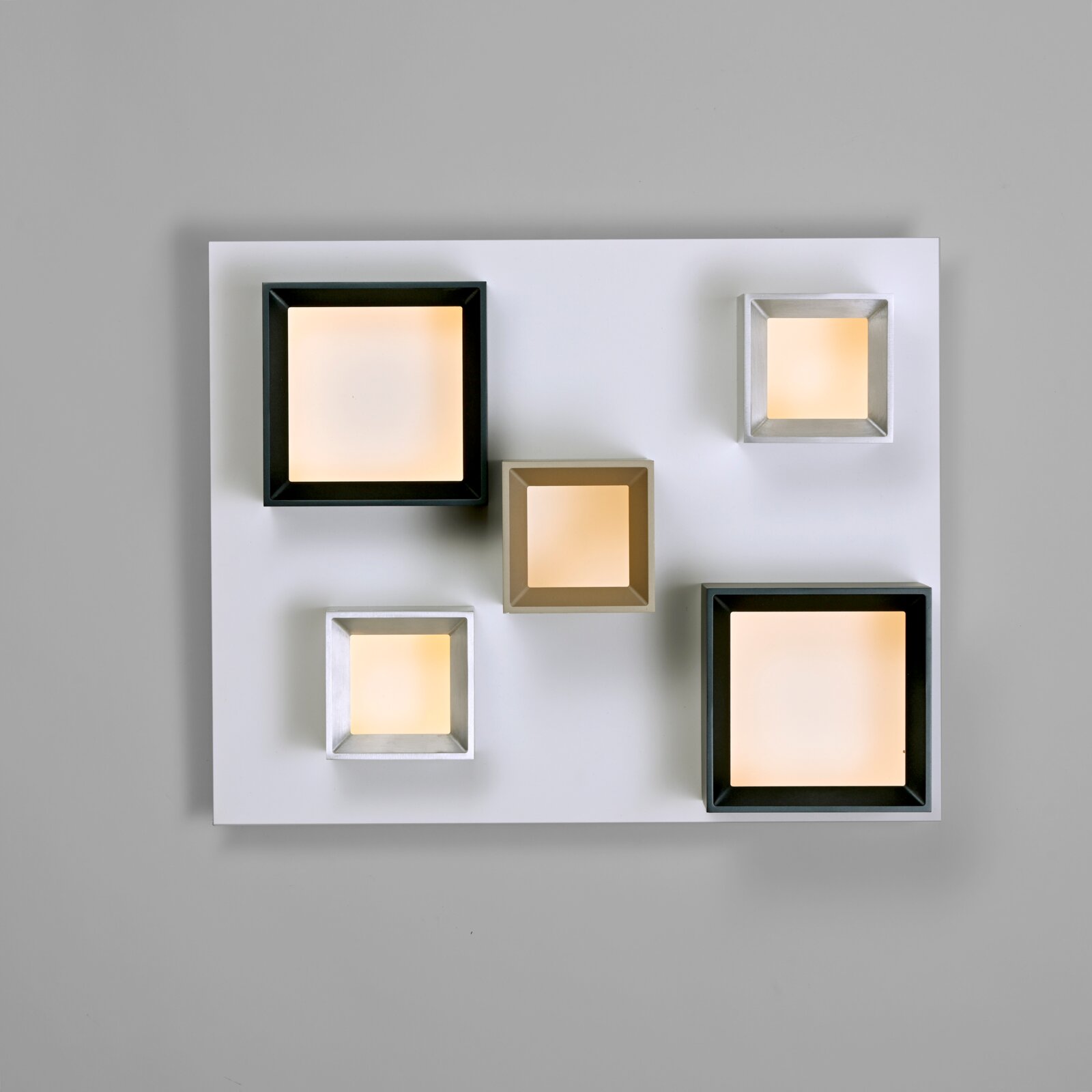 Moderne led-plafondlamp met vijf vierkante lichtelementen in verschillende kleuren, gezien van bovenaf.