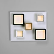 Moderne led-plafondlamp met vijf vierkante lichtelementen in verschillende kleuren, gezien van bovenaf.