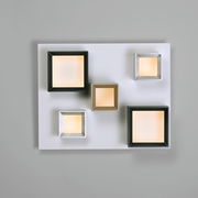 Moderne LED-Deckenleuchte mit fünf quadratischen Lichtelementen in verschiedenen Farben, von oben betrachtet.