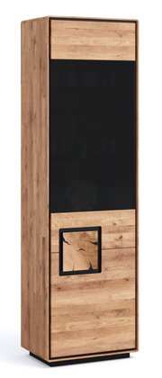 Hoher Holzschrank/Vitrine in Eiche-Optik mit großer schwarzer Glasfront und unterem Holzfach mit quadratischem Akzent, freistehend auf schwarzem Sockel, schräg von vorne links fotografiert
